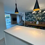 شقة Modern 2 Bedroom With Sea Views
