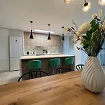 Modern 2 Bedroom With Sea Views 公寓