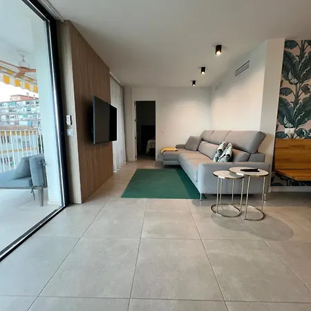 דירה Modern 2 Bedroom With Sea Views