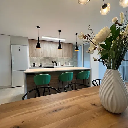 Modern 2 Bedroom With Sea Views דירה