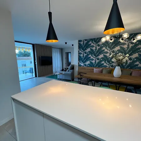 Apartment Modern 2 Bedroom With Sea Views