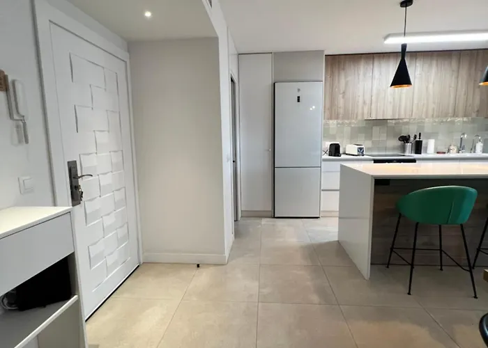 Lejlighed Modern 2 Bedroom With Sea Views