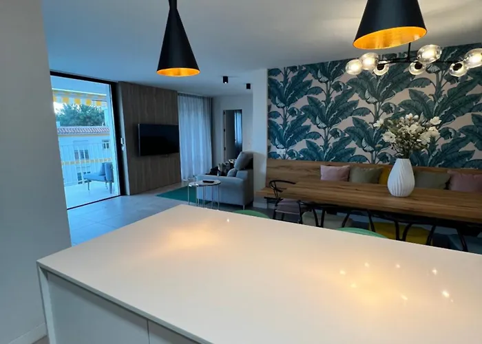 Lejlighed Modern 2 Bedroom With Sea Views