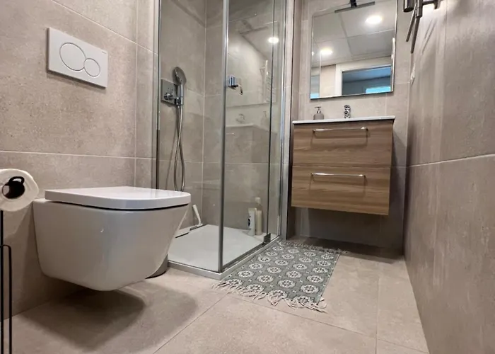 Modern 2 Bedroom With Sea Views *